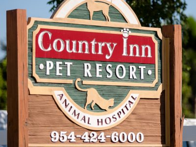 The sign for Country Inn Pet Resort and Animal Hospital